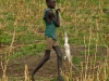 100323_sd-034-sudan-poludniowy-etap-5-fot-pjk-chlopak-murle-z-krokodylem